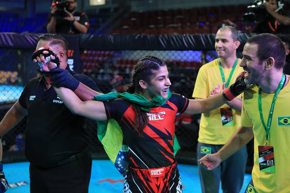 michele oliveira disputa a final do campeonato mundial de mma