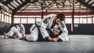 Dicas essenciais para treinar Jiu Jitsu No Gi em um dojo, dois lutadores em posição de combate, um com uniforme preto e o outro com vermelho.