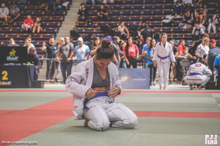 Mulher praticando Jiu Jitsu aplicando uma chave de braço em outra mulher, representando dicas e superação de desafios no Jiu Jitsu feminino.