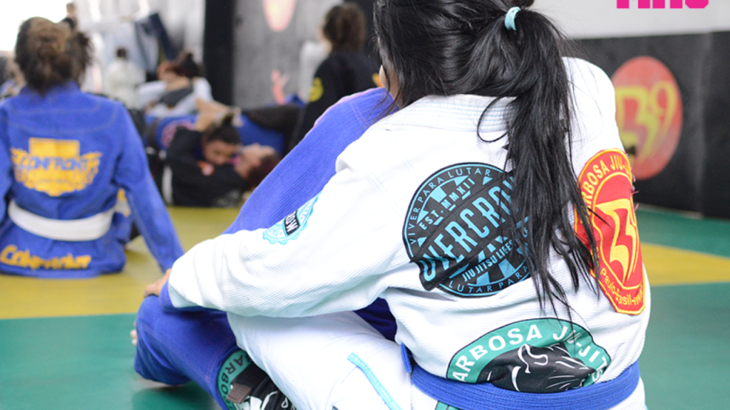 Jiu jitsu feminino para iniciantes: treino no tatame durante a primeira aula
