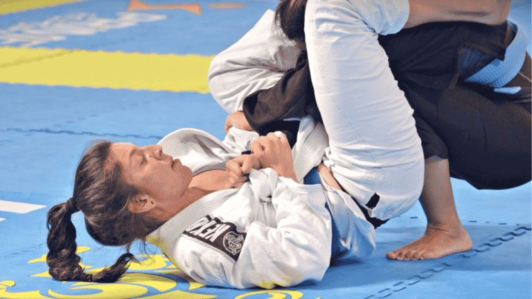 Primeira aula de jiu jitsu feminino: treino no tatame