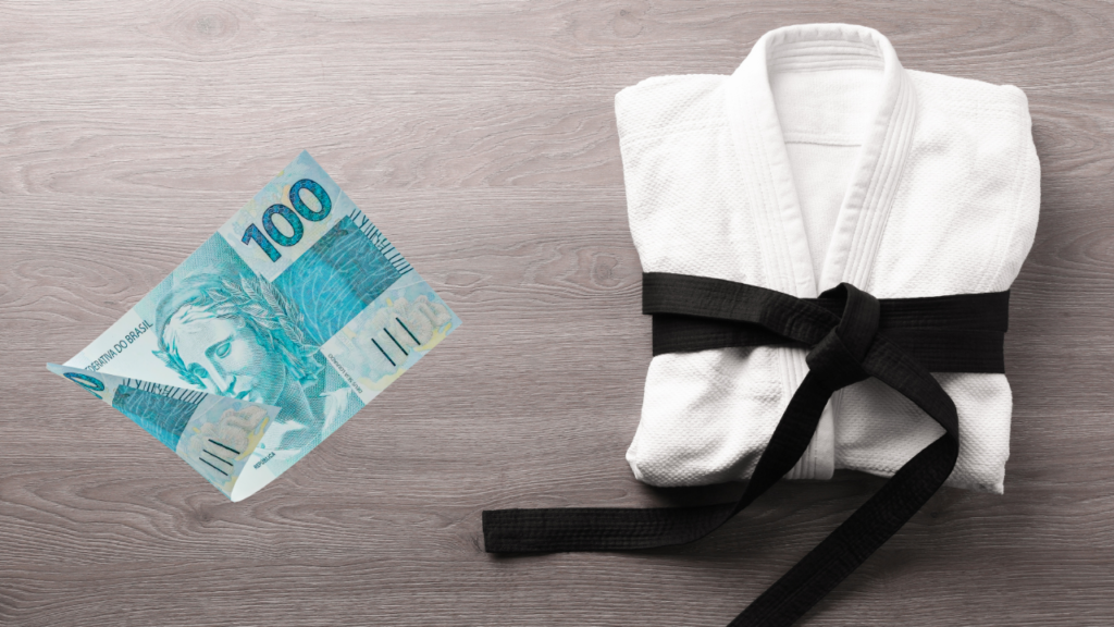 Mulher iniciando no jiu-jitsu em academia feminina, olhando tatame e falando com professora