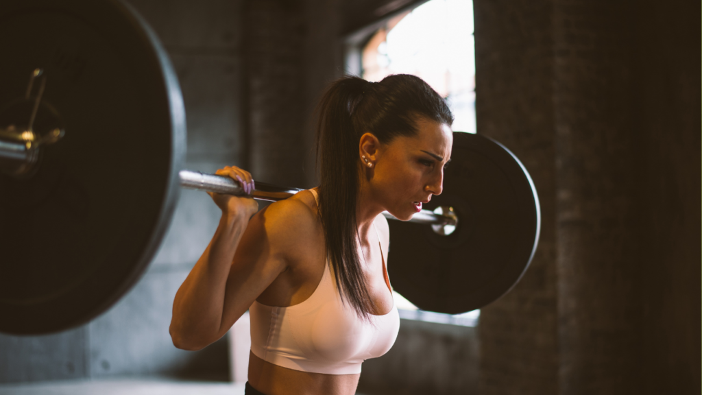 Treino de força para jiu-jitsu feminino na academia