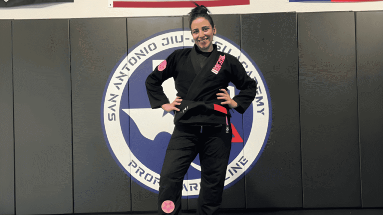 Faixas de jiu-jitsu enfileiradas representando progressão de graduação