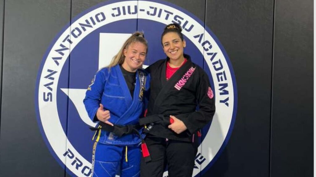 Samanta Fonseca, faixa preta de jiu-jitsu, com atleta em academia, representando a saúde da mulher no jiu-jitsu