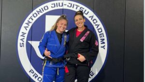 Samanta Fonseca, faixa preta de jiu-jitsu, com atleta em academia, representando a saúde da mulher no jiu-jitsu