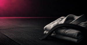 Peça editorial do BJJ Girls Mag sobre a apuração do caso Renê Jadan, com kimono de jiu-jitsu sobre tatame escuro