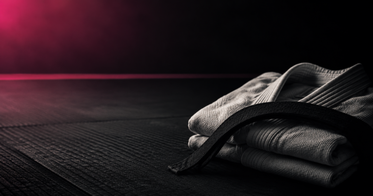 Peça editorial do BJJ Girls Mag sobre a apuração do caso Renê Jadan, com kimono de jiu-jitsu sobre tatame escuro