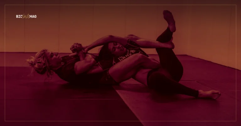Duas atletas em disputa de jiu-jitsu sem kimono sobre o tatame, imagem ilustrativa de banco de imagens