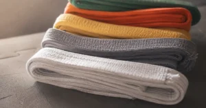 faixas de jiu-jitsu infantil empilhadas sobre tatame